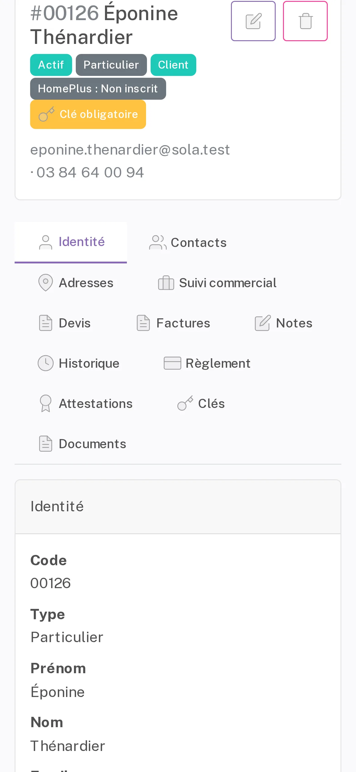 Fiche client sur mobile dans SOLA, avec des données de démonstration